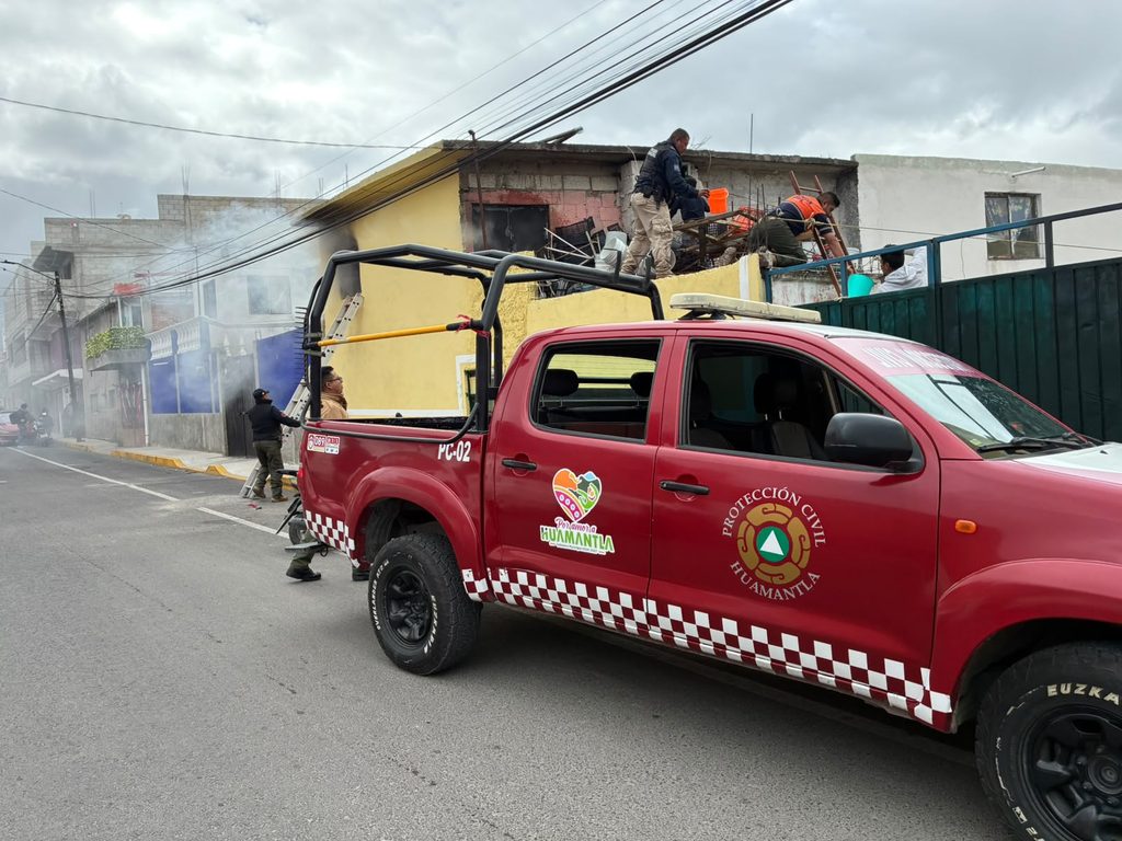 PROTECCIÓN CIVIL DE HUAMANTLA SOFOCA INCENDIO EN CASA HABITACIÓN DEL BARRIO DE LA PRECIOSA