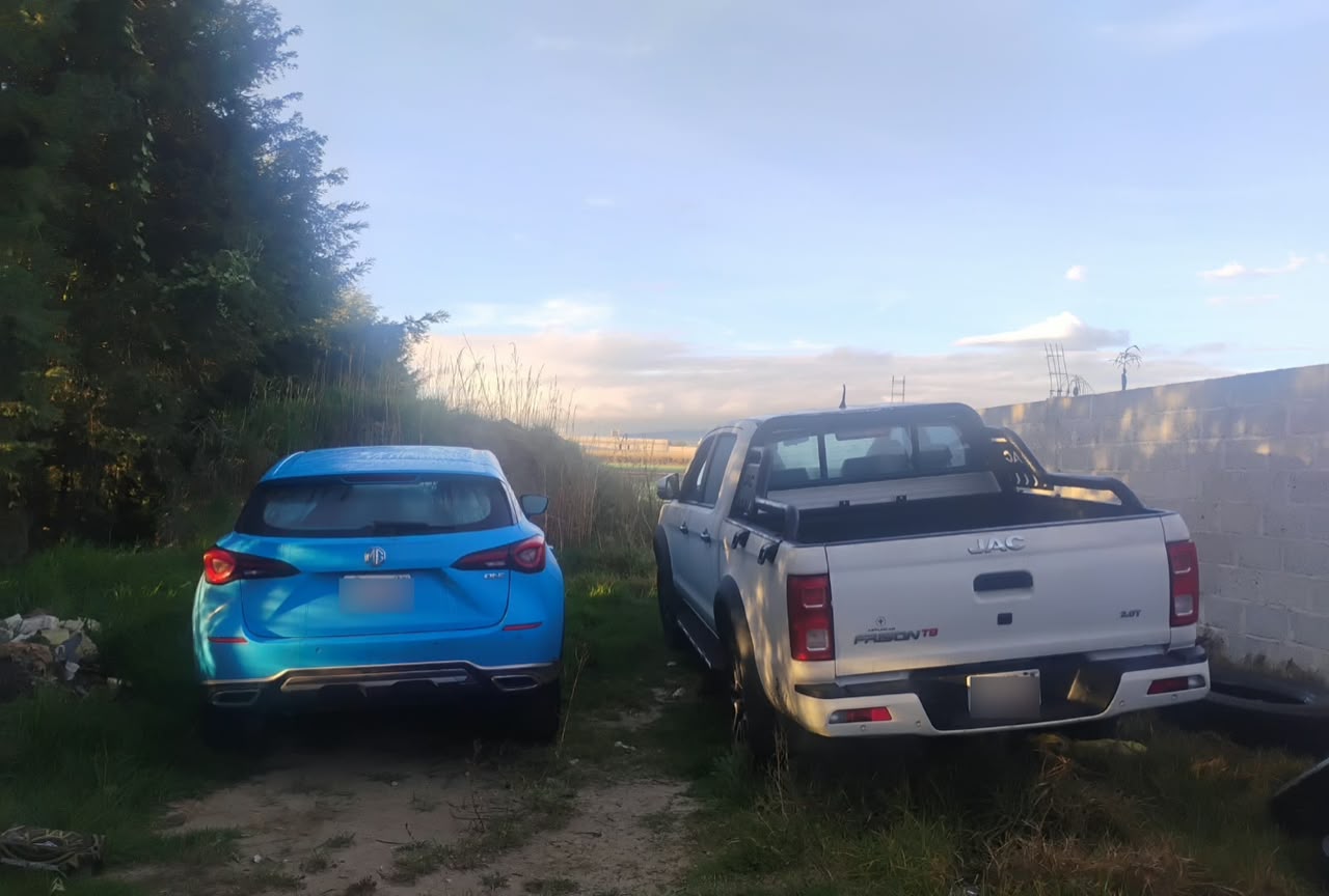 POLICÍA MUNICIPAL DE HUAMANTLA LOCALIZA Y ASEGURA DOS VEHÍCULOS PRESUNTAMENTE ROBADOS CON VIOLENCIA EN LA AUTOPISTA AMOZOC–PEROTE